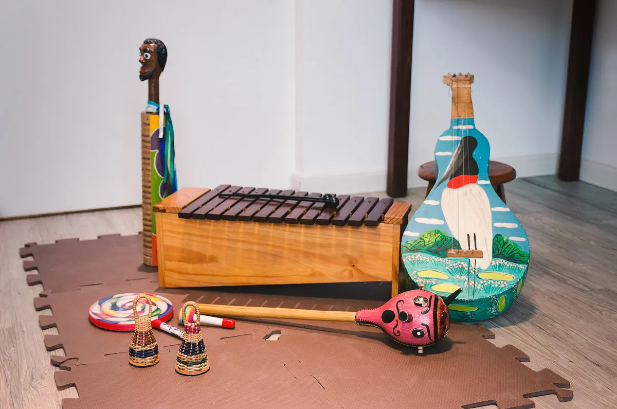Instrumentos musicais artesanais usados em sessões de musicoterapia, como xilofone e chocalhos
