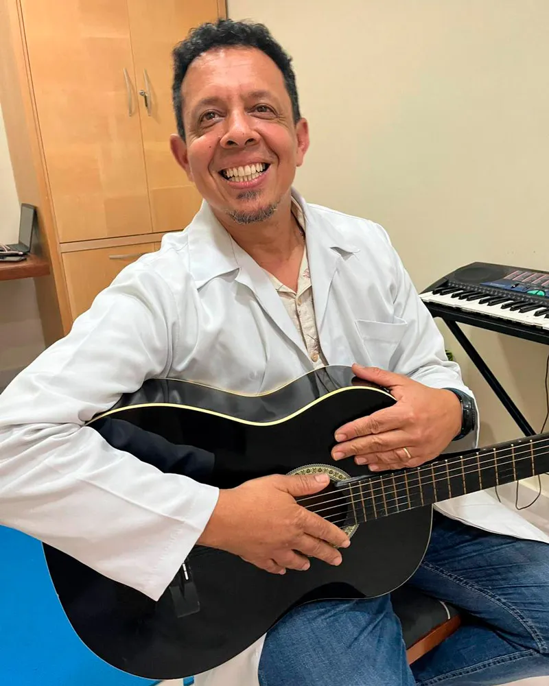 Marcelo Derobio, musicoterapeuta do consultório